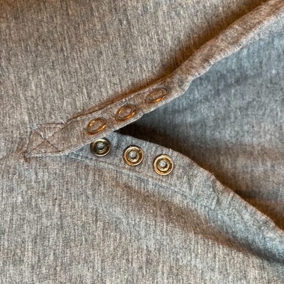Grey collar v-neck - Picture 2 of 6
